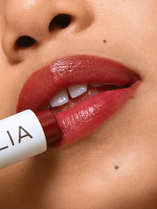 ILIA - Clean Tinted Lip Balm - with Moisture-Boosting Ingredients and Sheer, Buildable Color